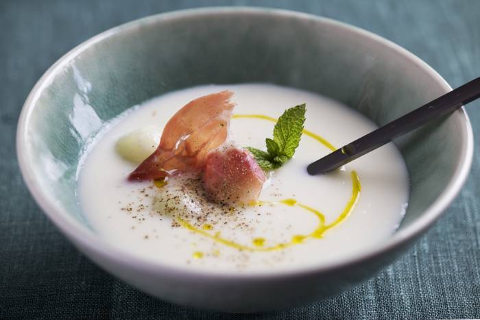 Sopa de melón con jamón